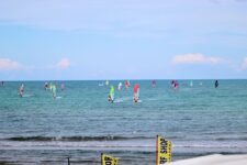 tanti surfisti in mare a fare la gara di windsurf a vieste